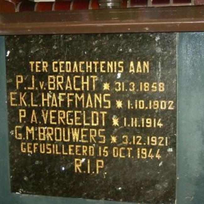 St Annakapel met herdenkingsplaquette en veldkruis