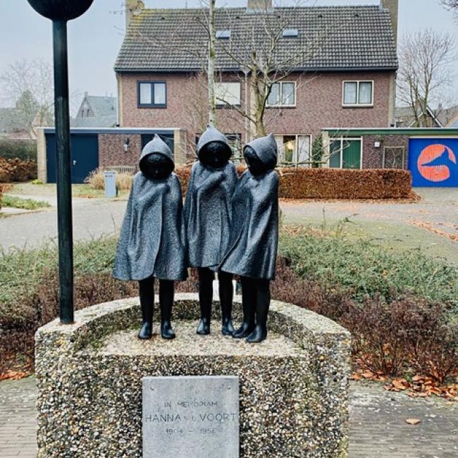 Monument en plaquette voor Hanna van de Voort