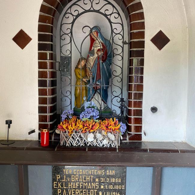 St Annakapel met herdenkingsplaquette en veldkruis