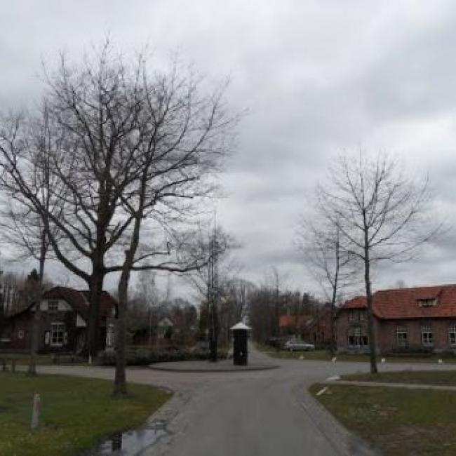 Plein met bakkerij, slagerij, dorpspomp en straatlantaarn