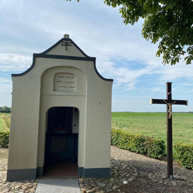 St Annakapel met herdenkingsplaquette en veldkruis