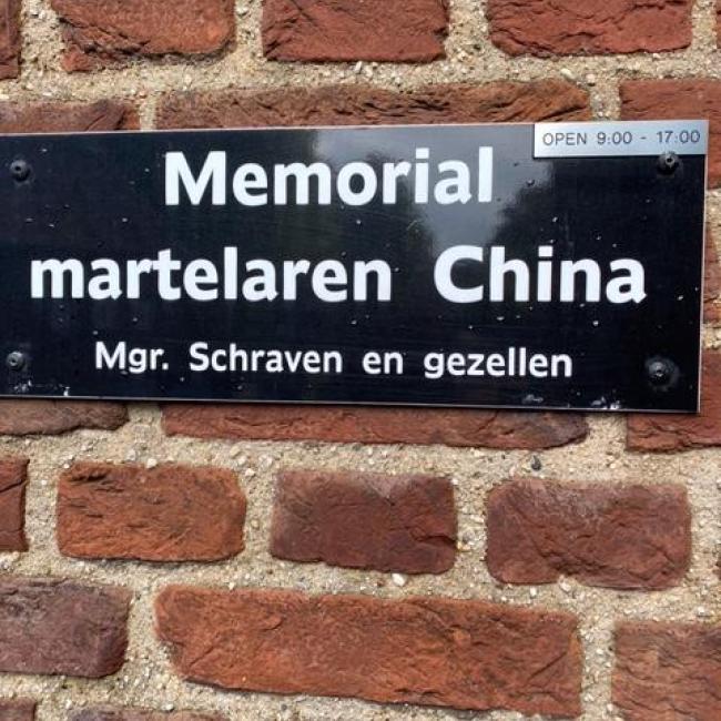 Rooms-katholieke parochiekerk Heilige Naam Jezus, inclusief inpandige Schraven-gedenkkapel