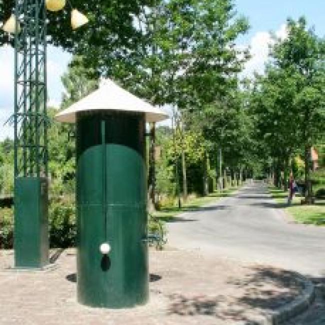 Plein met bakkerij, slagerij, dorpspomp en straatlantaarn