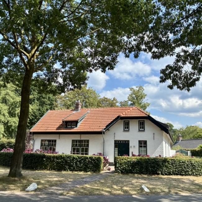 Plein met bakkerij, slagerij, dorpspomp en straatlantaarn