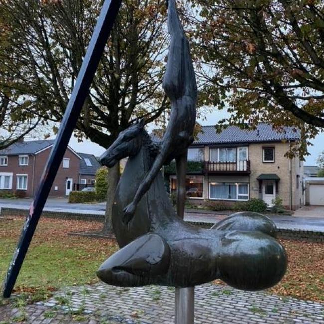 Paard met danseres