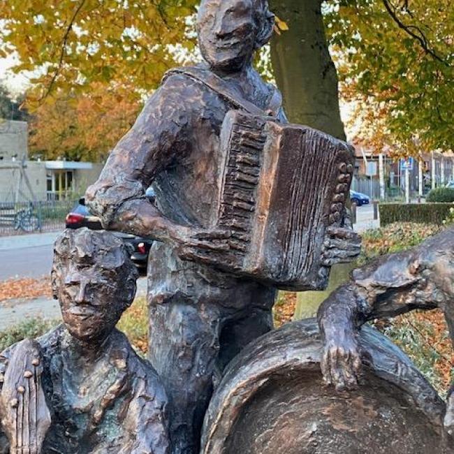 Standbeeld band Rowwen Hèze