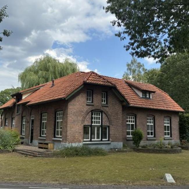 Plein met bakkerij, slagerij, dorpspomp en straatlantaarn