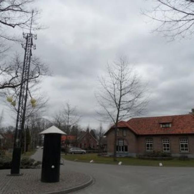 Plein met bakkerij, slagerij, dorpspomp en straatlantaarn