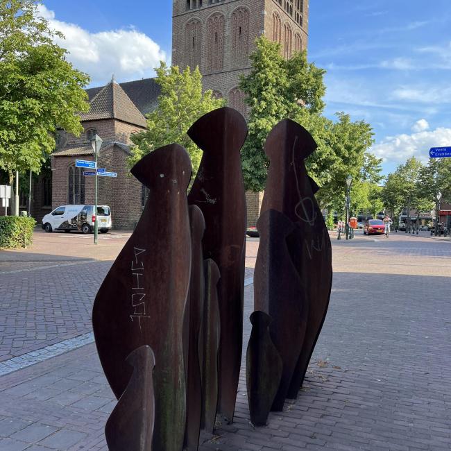 Sculptuur van 10 figuren