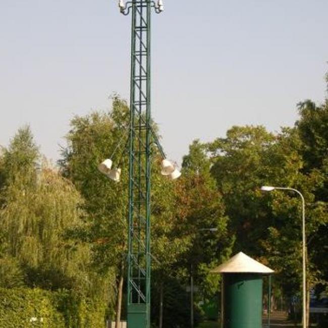 Plein met bakkerij, slagerij, dorpspomp en straatlantaarn