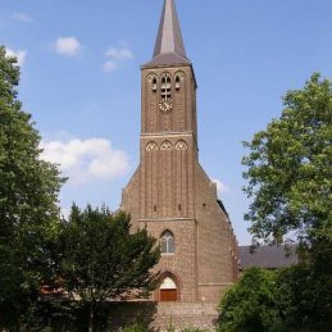 Rooms-katholieke parochiekerk Heilige Naam Jezus, inclusief inpandige Schraven-gedenkkapel
