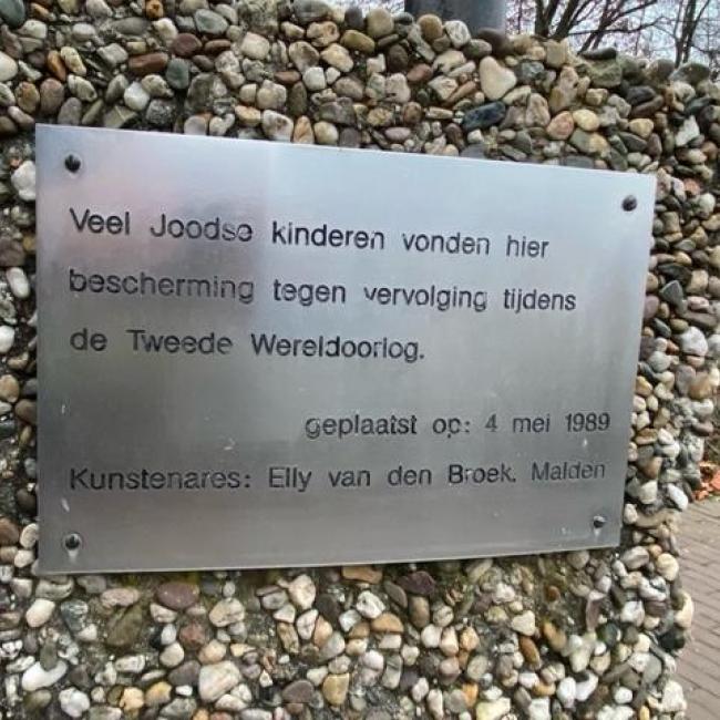 Monument en plaquette voor Hanna van de Voort