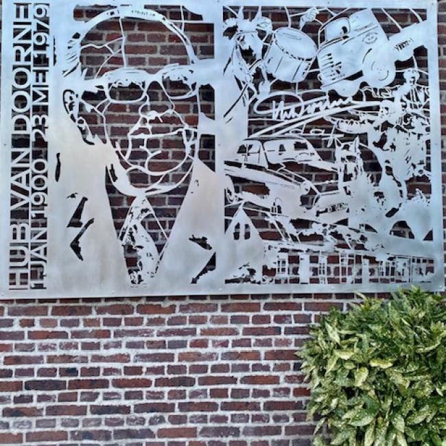 Kunstwerk en plaquette Hub van Doorne