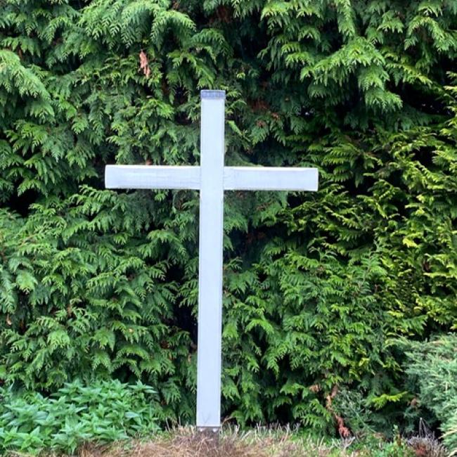 Kerkhofkruis in kapel  en wit kerkhofkruis