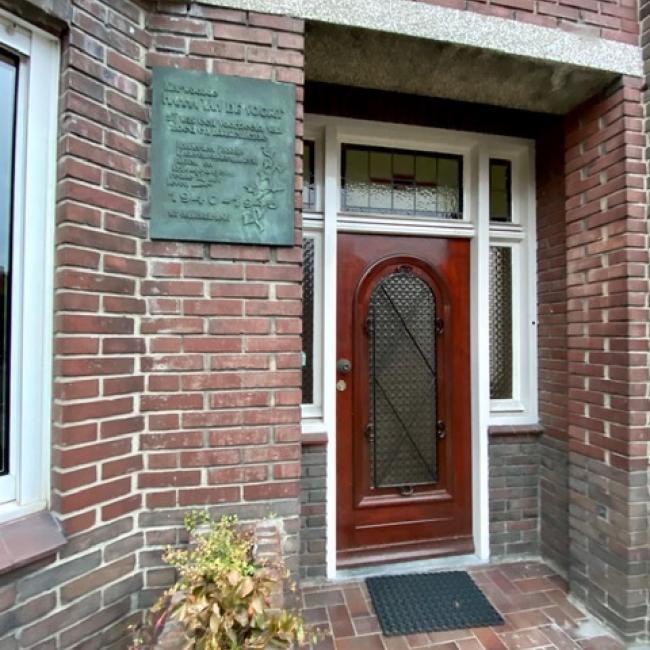 Monument en plaquette voor Hanna van de Voort