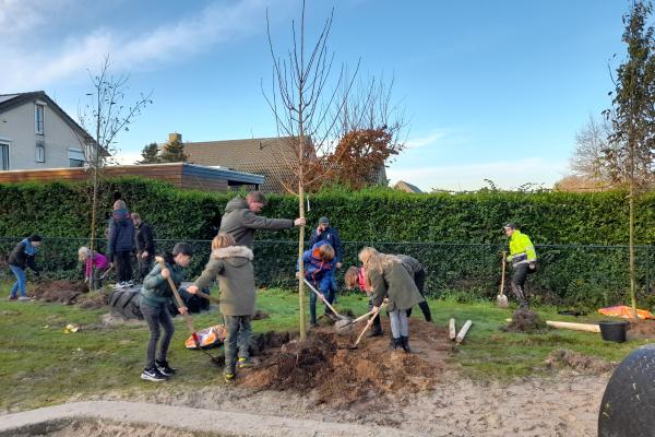 Basisschool in Meerlo geeft aftrap boomplantseizoen.