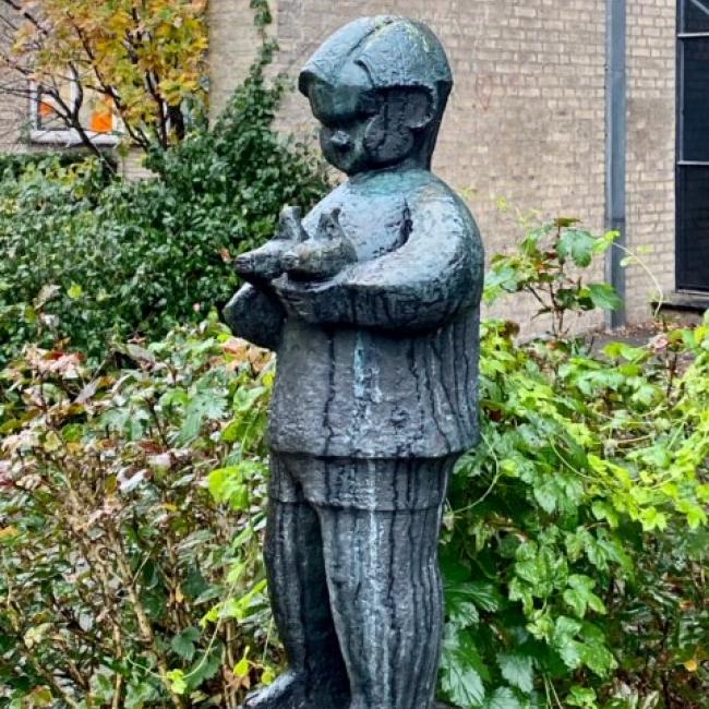 Kind met twee duiven