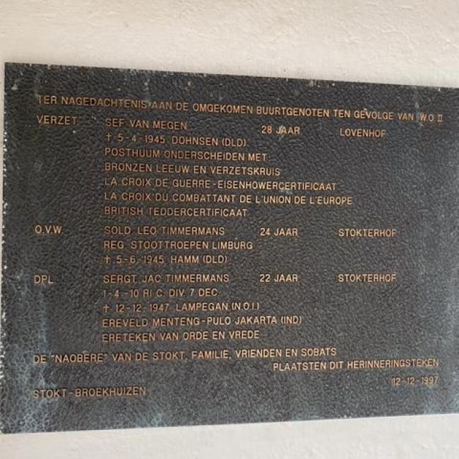 Twee herdenkingsplaquettes in Sint Jozefkapel Stokt