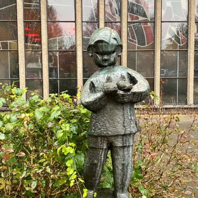 Kind met twee duiven