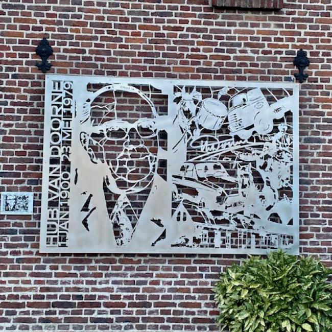 Kunstwerk en plaquette Hub van Doorne