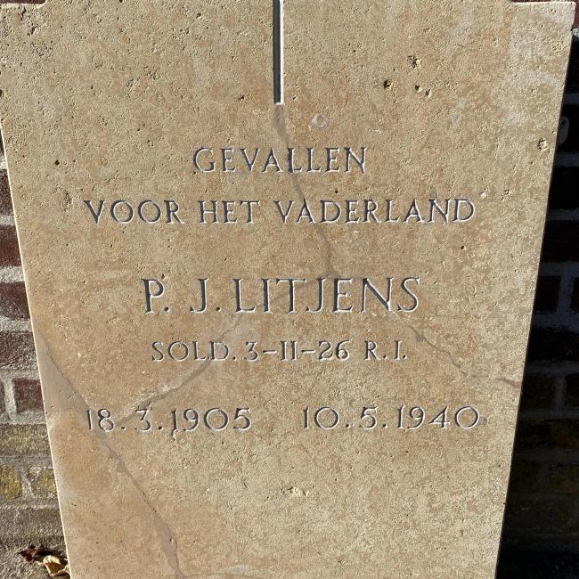 Kerkhofkruis met oorlogsgrafsteen