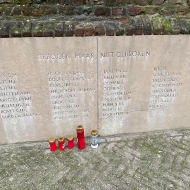 Oorlogsmonument GEBOGEN MAAR NIET GEBROKEN
