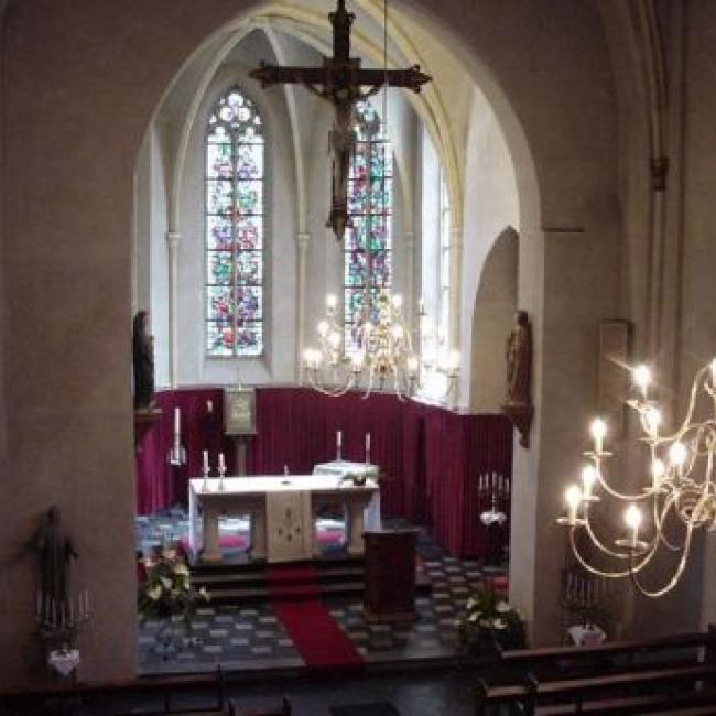 Rooms-katholieke parochiekerk Heilige Naam Jezus, inclusief inpandige Schraven-gedenkkapel