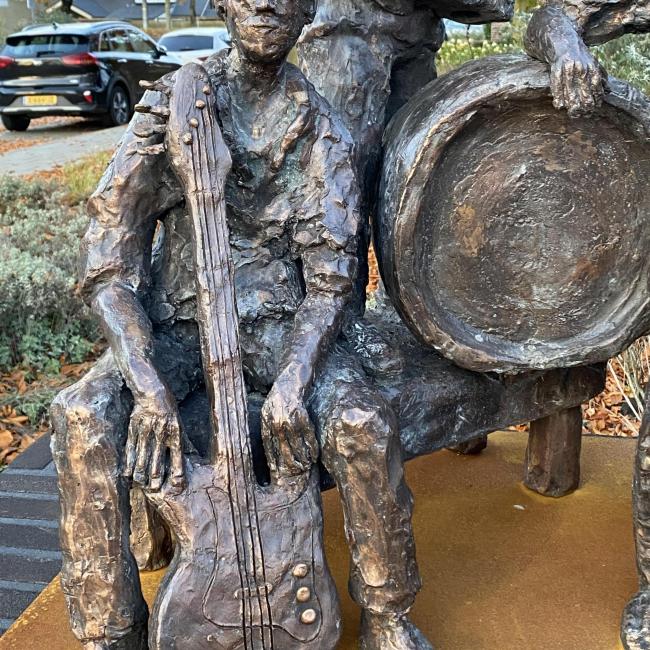 Standbeeld band Rowwen Hèze