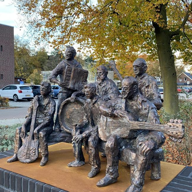 Standbeeld band Rowwen Hèze