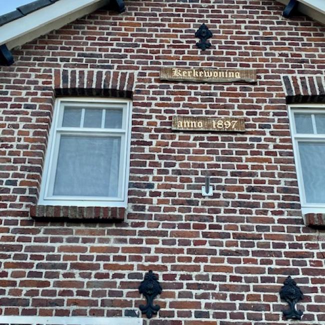 Kunstwerk en plaquette Hub van Doorne