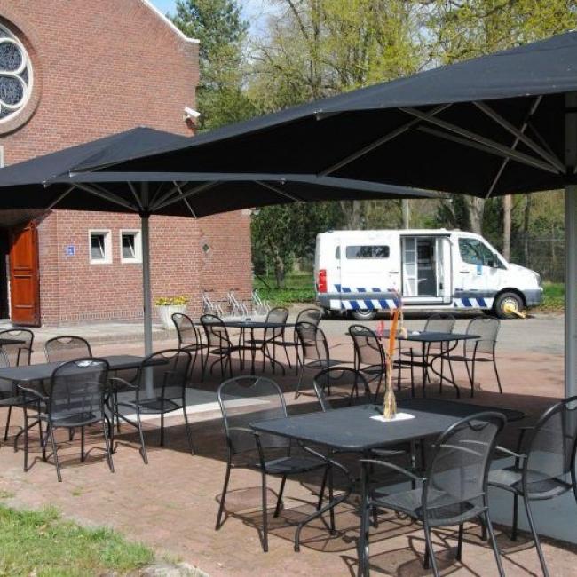 Rooms-katholieke parochiekerk OLV Onbevlekte Ontvangenis en Bajescafé