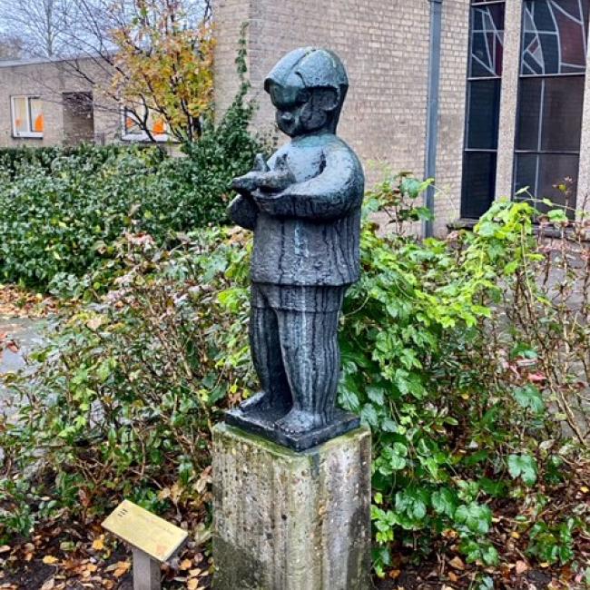 Kind met twee duiven