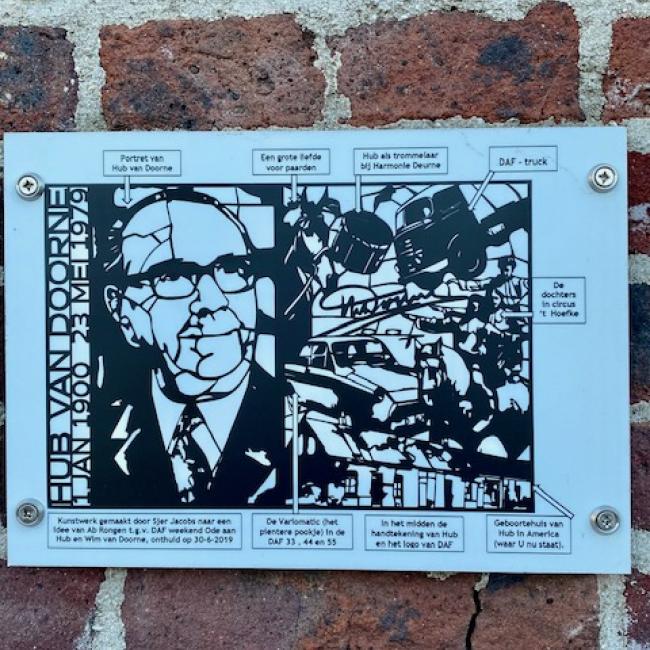 Kunstwerk en plaquette Hub van Doorne